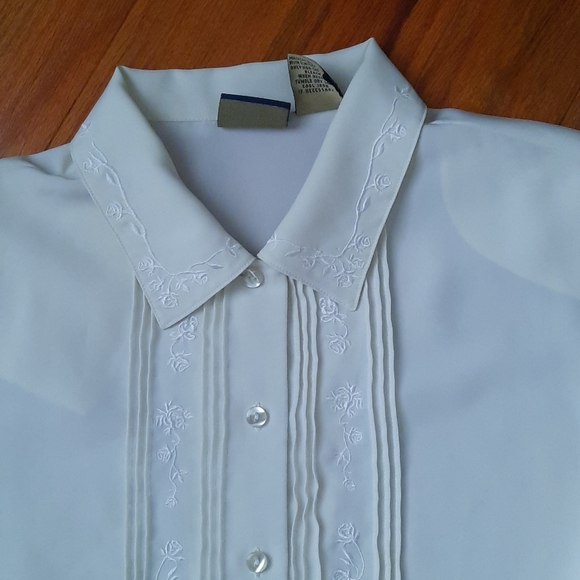 Sold on Depop Vintage cream embroidered blouse - Picture 4 of 9